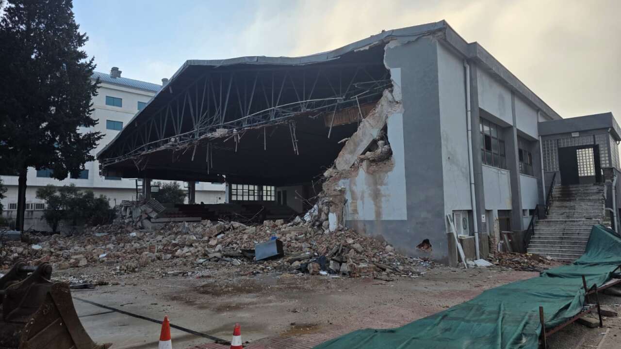 Menteşe’de Atatürk Kapalı Spor Salonu’nun Yıkımı Başladı 4